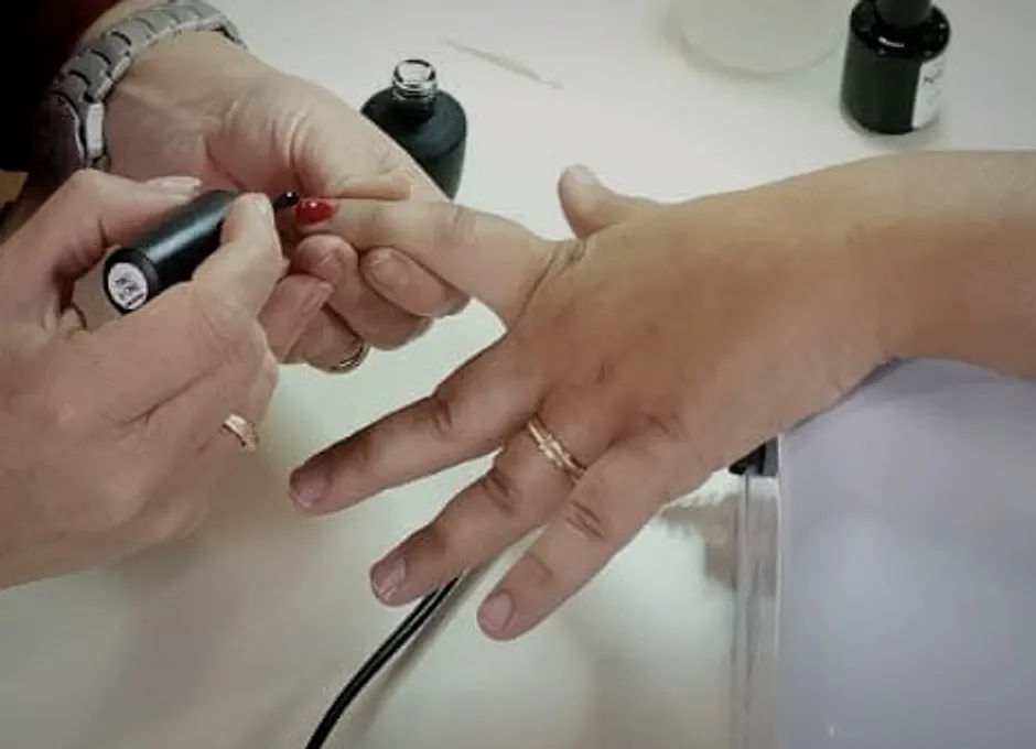 Applicazione dello smalto su una mano durante il corso Gel Express, ottobre 2019