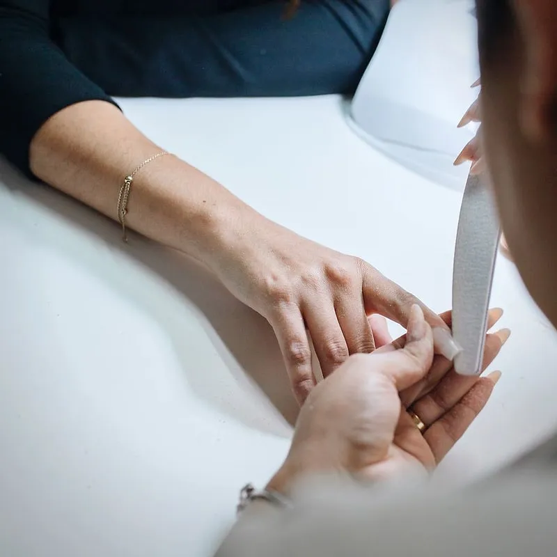 Limatura delle unghie durante una manicure