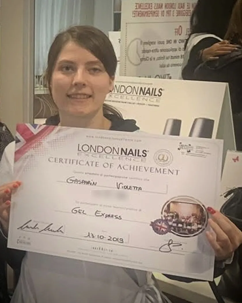 Violetta Gasparin con l’attestato Gel Express della London Nails Excellence Academy, ottobre 2019